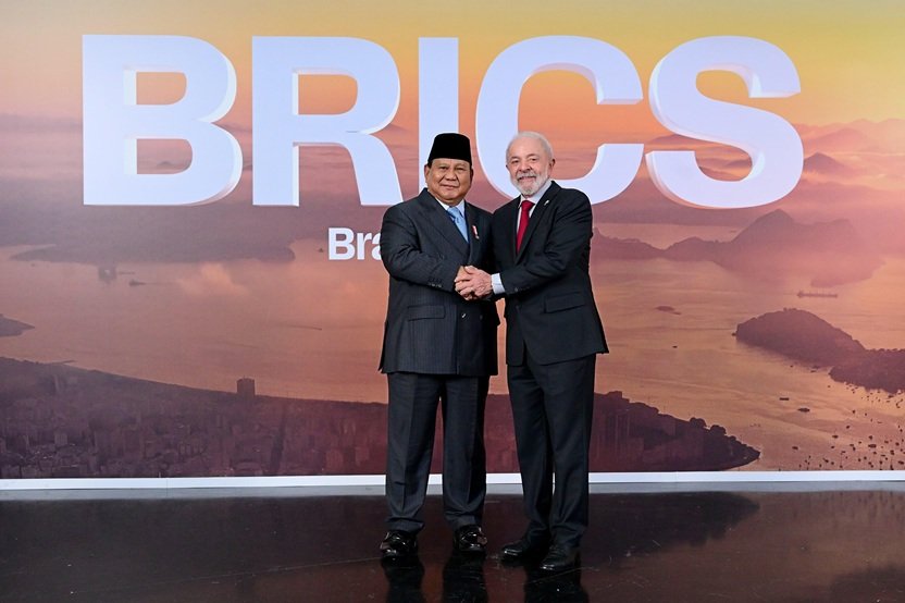 Presiden RI, Prabowo Subianto bersama Presiden Brazil, Luiz Inacio Lula da Silva di KTT BRICS 2025.